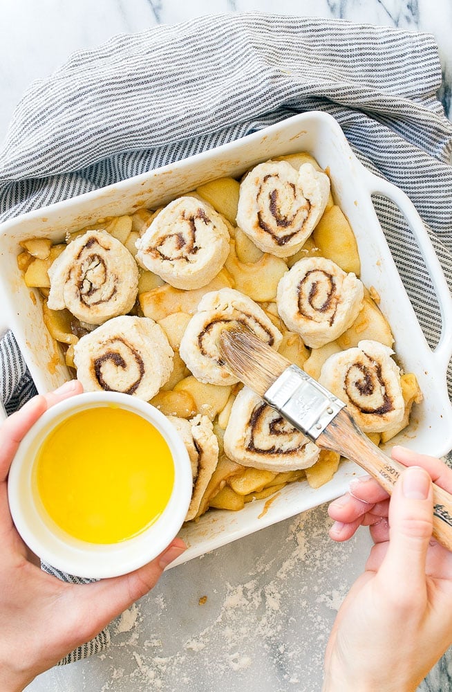 Cinnamon Roll Cobbler with Apple Pie Filling Easy Apple Cobbler Recipe with Cinnamon Rolls on Top