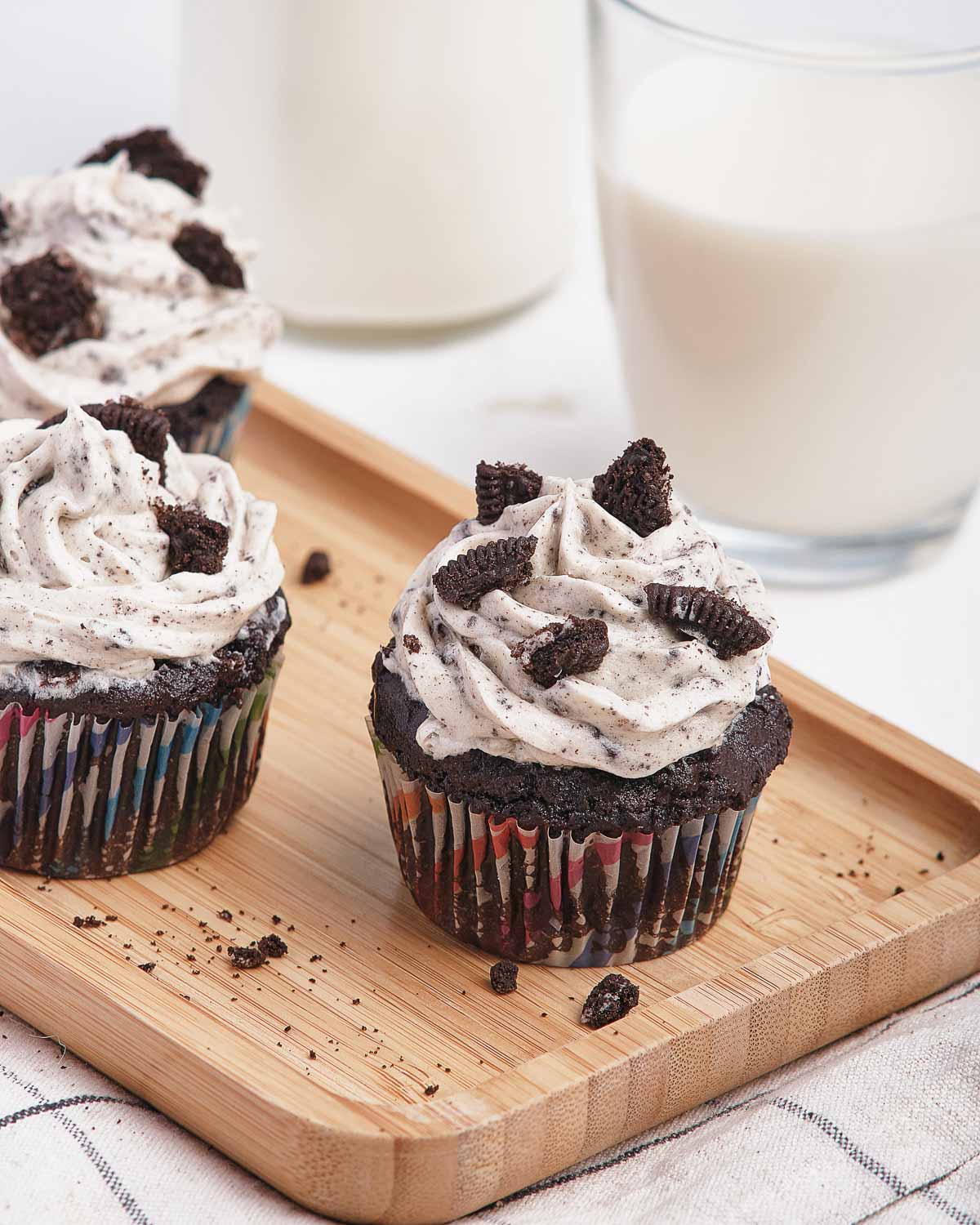 Cookies and cream cupcakes on a wooden plate.