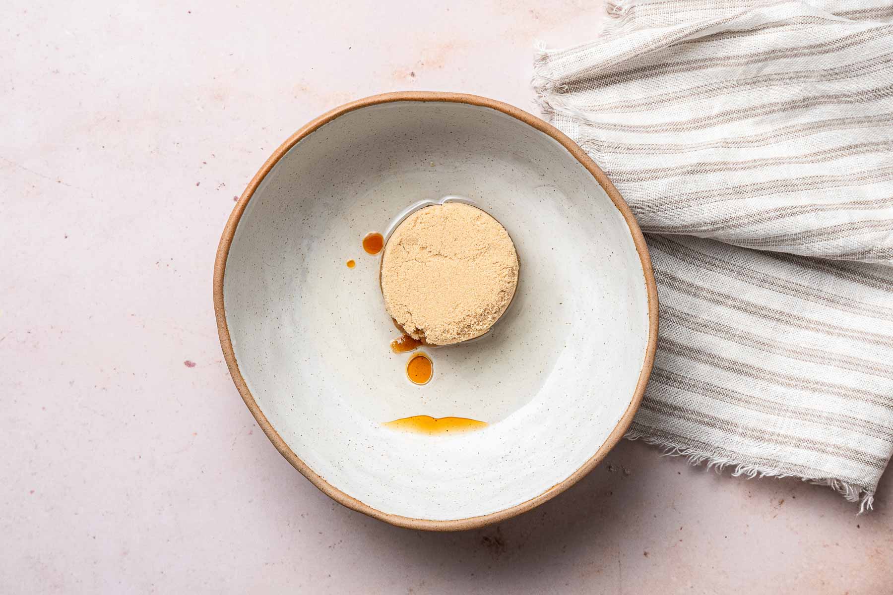 Brown sugar, vanilla and oil in small bowl.