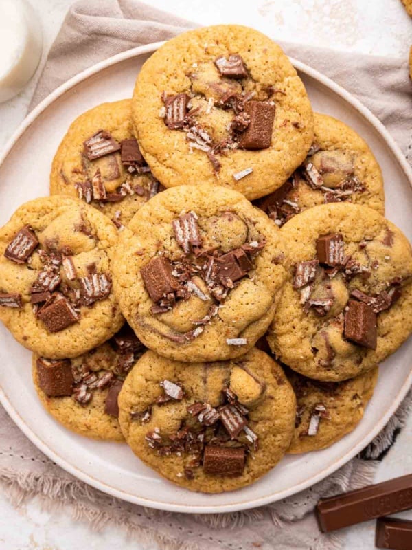 Kit Kat cookies close up photo on round white plate.