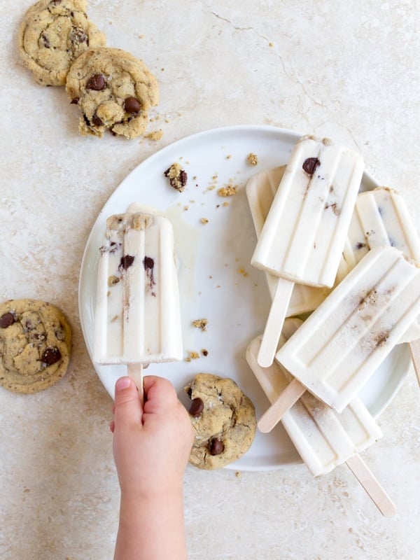 Milk and Cookies Popsicles. Yummy creamy popsicles with cookies inside
